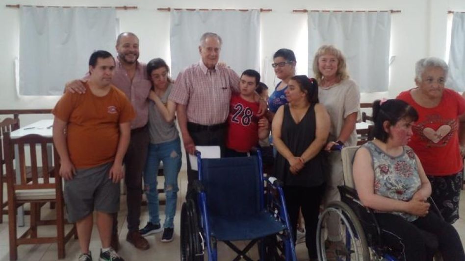 Mario Julio Layús, presidente de la Regional Centro de A.C.A.R.A., junto a integrantes del Centro Vivencias.     