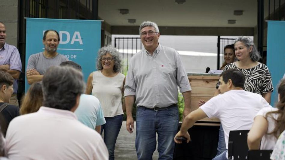 El ministro Javier Rodríguez, entregó material a 270 nuevos productores y productoras apícolas en el marco de la Segunda Convocatoria al programa Mi Primera Colmena. 