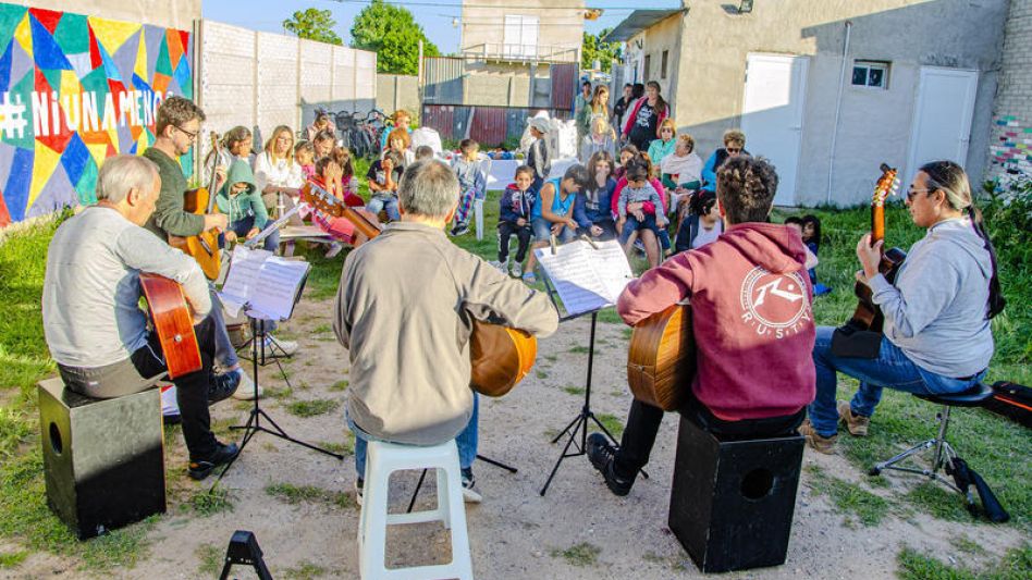 Ayer en el Comedor Dibujando Sonrisas el Ensamble Municipal de Guitarras y las Muñequeras agasajaron a los más niños. FOTOS NACHO CORREA 