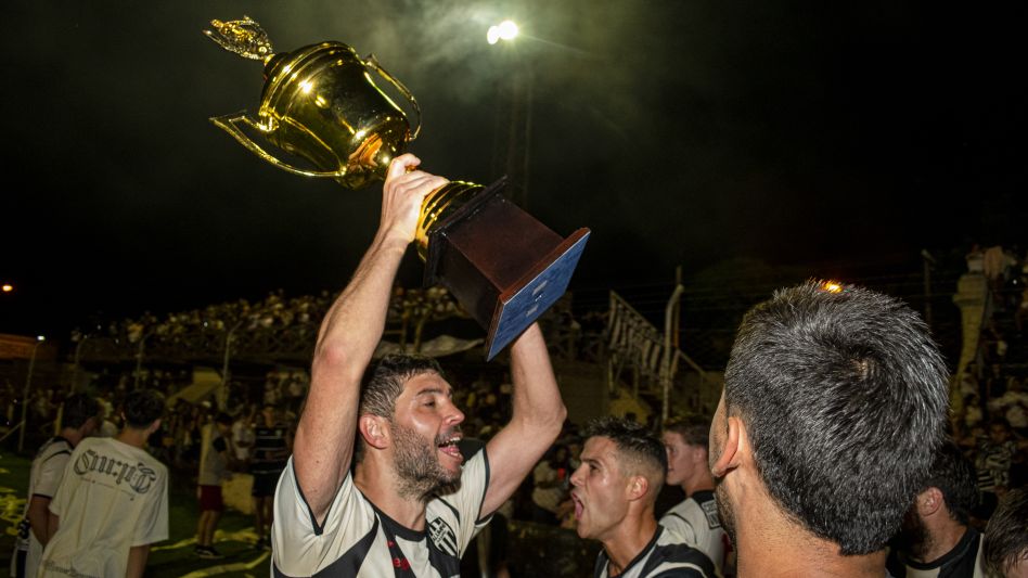 En la celebración en el Emilio S. Puente, el capitán Agustín Pomphile levantó el trofeo que entregó la dirigencia de la liga azuleña luego de vencer en la final a Sportivo Piazza. Foto: Nicolás Murcia