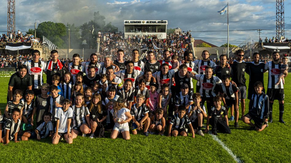 Alumni Azuleño es el equipo que más vueltas olímpicas dio en la historia de la liga azuleña. Foto: Nicolás Murcia.