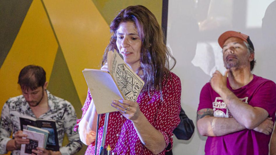 La azuleña leyendo en el Homenaje a Roberto Glorioso, su tío, el sábado 3 de diciembre en el Sumac en el marco del Festival del Libro y la Cultura.  NACHO CORREA 