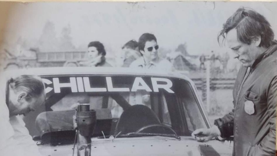 Hugo Rodríguez junto a su amigo y preparador de sus autos Federico Frank.