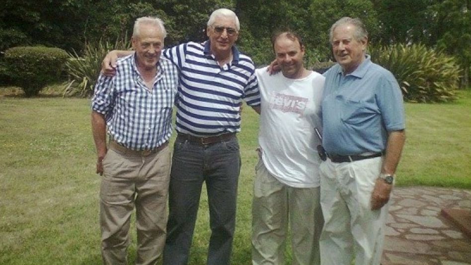 Reunión de camaradería. Hugo Rodríguez de visita en sus pagos por las fiestas posa en la foto con su coterráneo Ariel Robbiani, junto a Cacho Franco y Pelusa Layús.