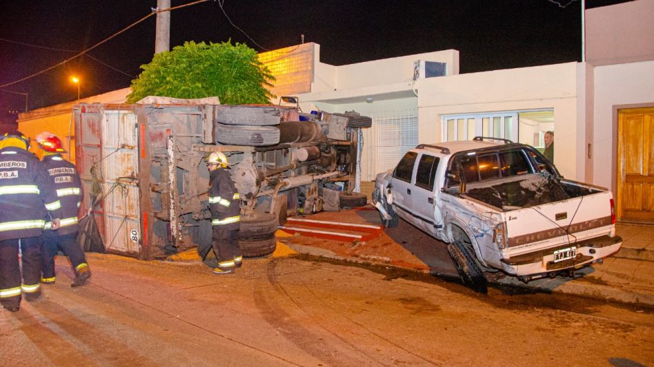  Sustrajo un camión, chocó contra una camioneta y murió