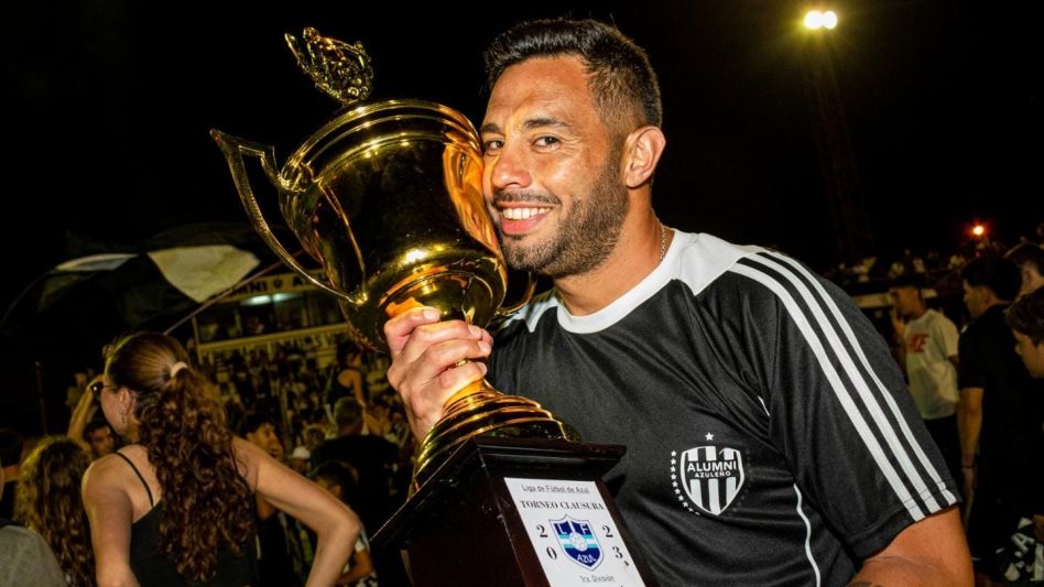 Agustín De la Canal, el entrenador de Alumni Azuleño que sumó un nuevo trofeo a su currículum. Foto: Nicolás Murcia.