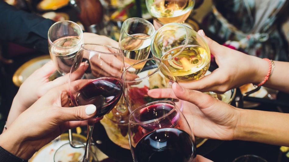 Qué es el "síndrome del corazón festivo" del que advierten especialistas por el fin de año