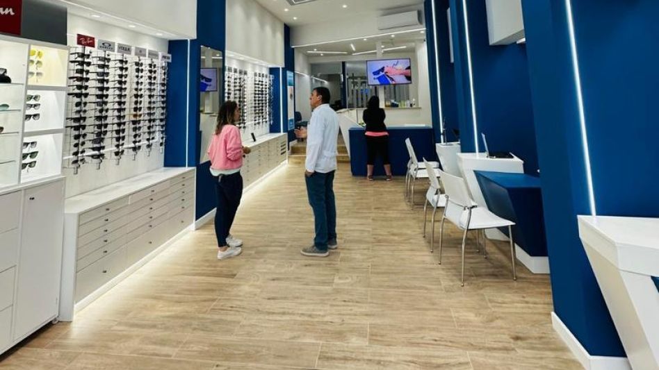 Interior de nuevo y moderno salón de venta de Vision Center.