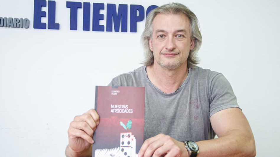Leandro Ricón es el autor de Nuestras Atrocidades. La presentará el miércoles a las 20 en Casa Malharro.   NACHO CORREA   