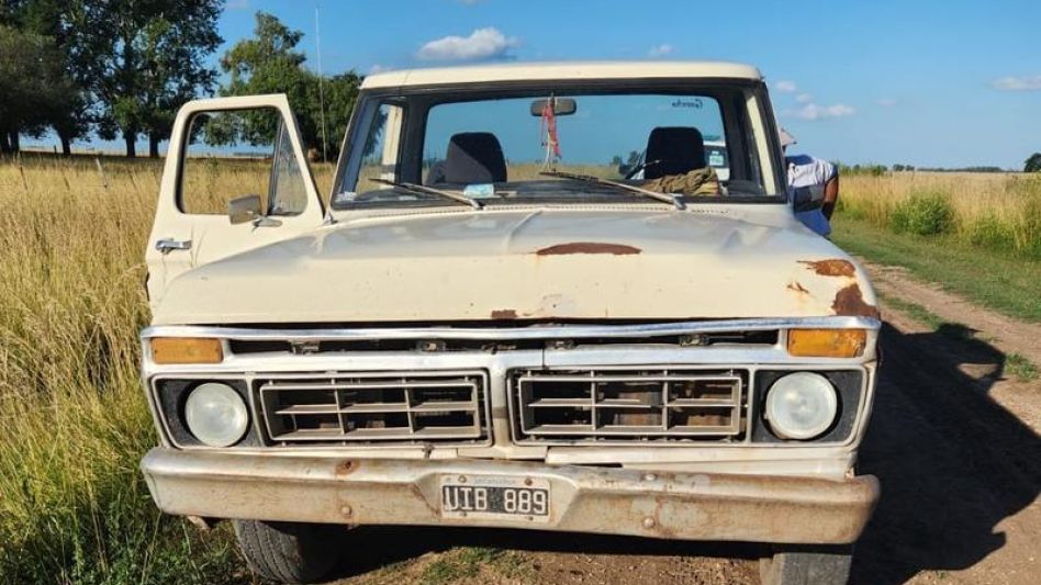 Una Ford F 100, la camioneta en cuya caja los investigados por este caso de abigeato trasladaban cortes de un vacuno faenado de manera clandestina en la estancia donde trabajan.  CPR AZUL/PBA