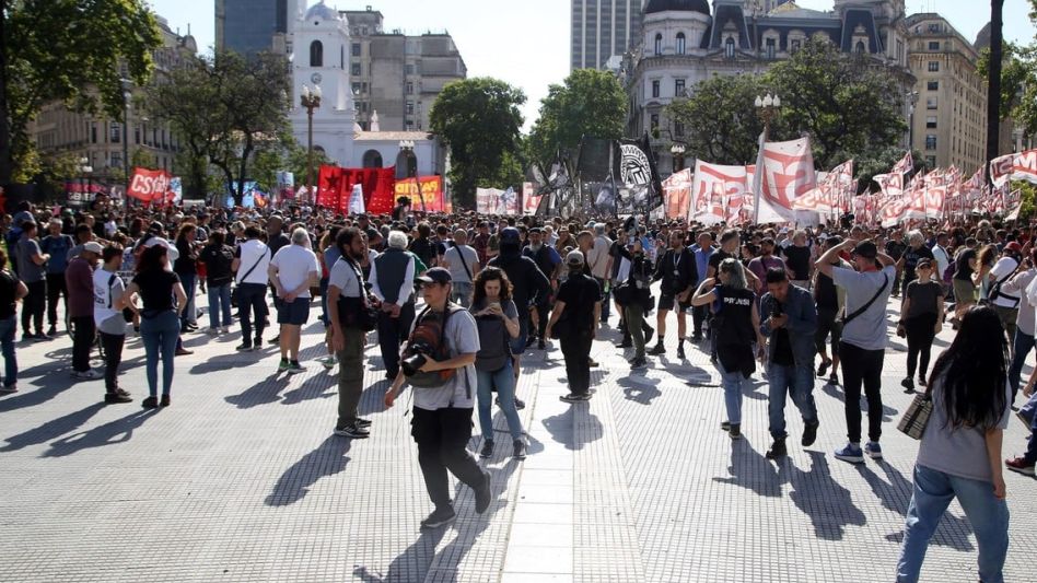 Comienza una semana de protestas mientras el gobierno activaría los despidos de estatales