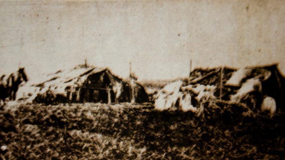 Toldos indígenas de la región de Azul, en una fotografía de B. Pannuzzi (Museo Etnográfico y Archivo Histórico Enrique C. Squirru de Azul). ARCHIVO EL TIEMPO/HEMEROTECA J.M. OYHANARTE