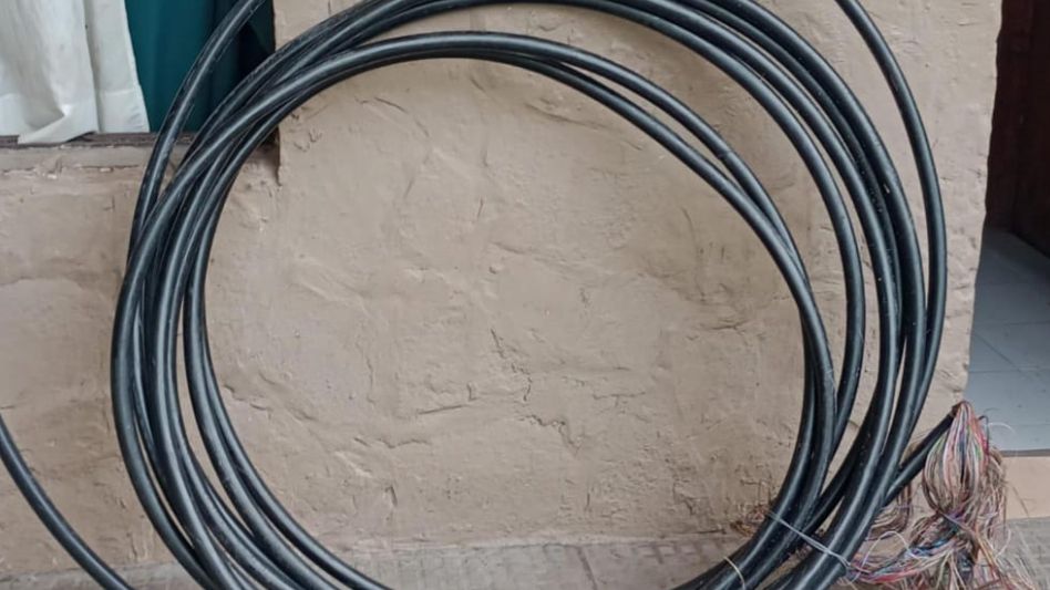 Intentos de robos de cables de telefonía derivaron en las aprehensiones de dos mayores de edad. FOTOS: CPA/PBA