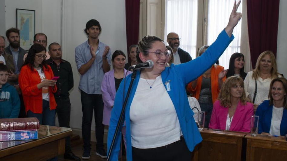 La concejal de Unión por la Patria, Gisela Arbiza, el día que juró como legisladora azuleña.   ARCHIVO/NICOLAS MURCIA