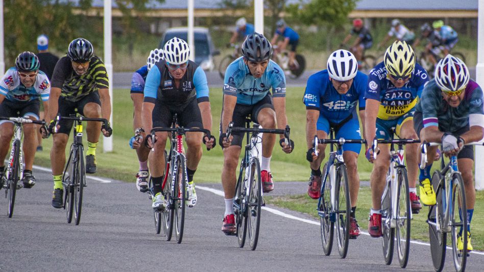Desde las 18.30 horas se estará realizando el quinto festival de las tradicionales carreras nocturnas del Club Ciclista Azuleño. ARCHIVO