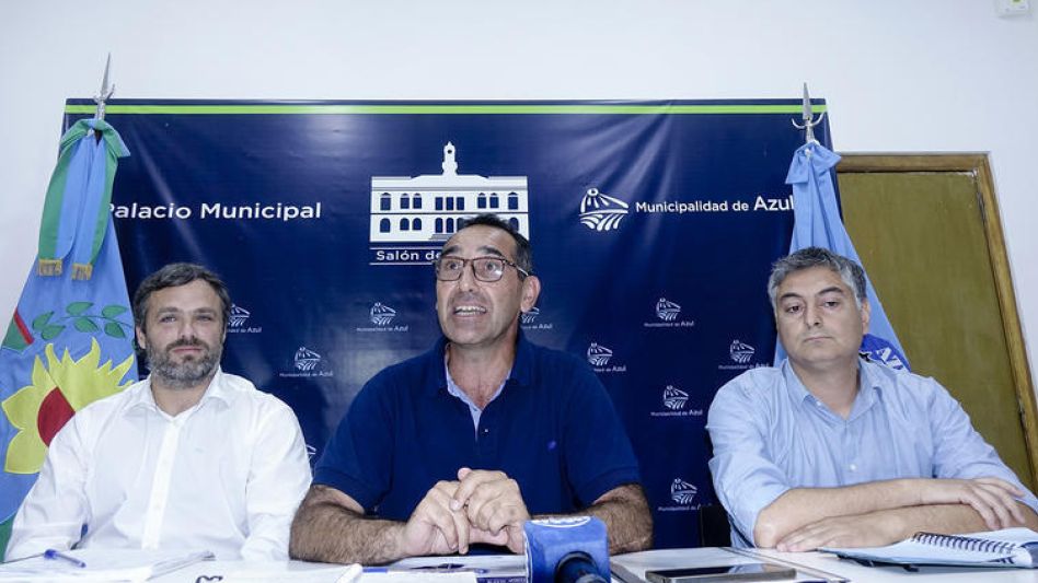  El delegado interino de Chillar Juan Cabral, Ignacio Pallia y Nelson Sombra durante un tramo de la conferencia de prensa.  HÉCTOR GARCÍA