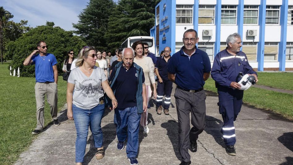 Dirigentes gremiales y directivos de Fanazul, junto al intendente Sombra y concejales, durante la actividad realizada ayer en la fábrica.  PRENSA MUNICIPAL