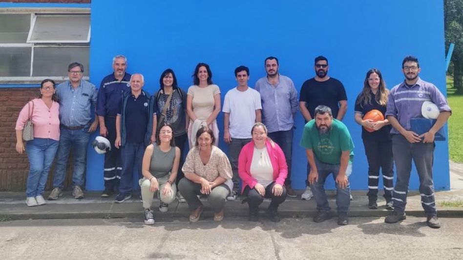 Concejales de diversos bloques participaron ayer de la asamblea en Fanazul y el recorrido por las instalaciones fabriles. PRENSA CONCEJO DELIBERANTE