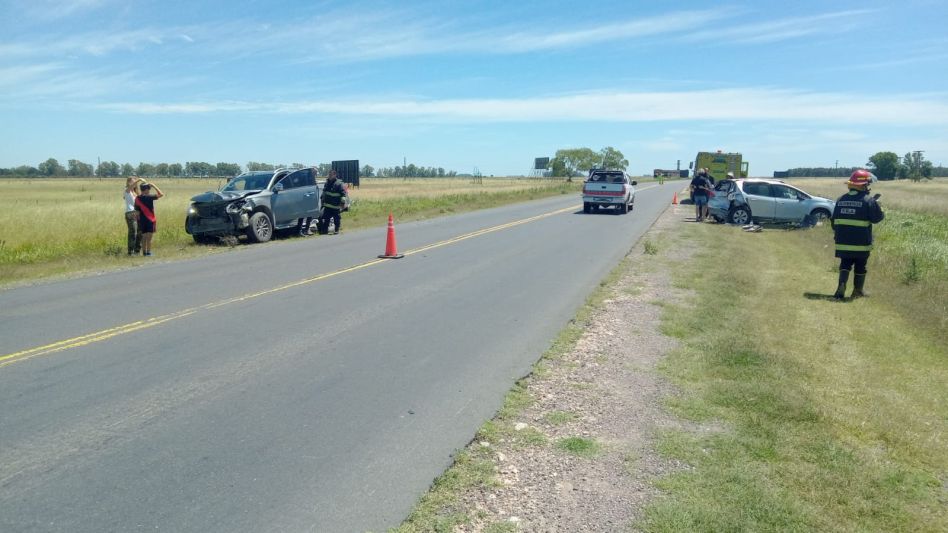 Uno de los ocupantes del auto implicado en este choque tuvo que ser hospitalizado. FOTO: VIAL AZUL/PBA