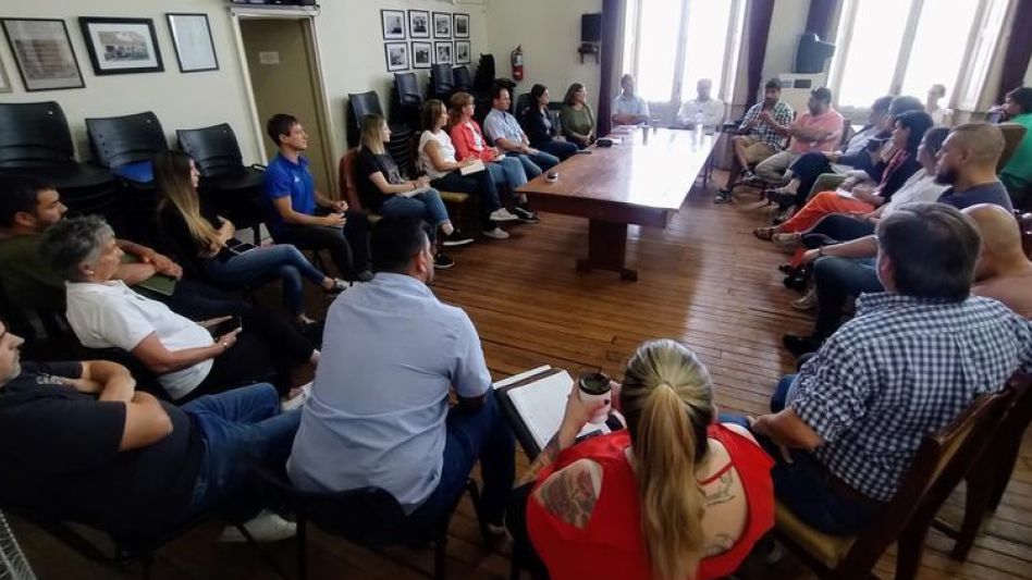 Concejales y dirigentes del STMA, durante la reunión realizada en el legislativo local.  PRENSA CONCEJO DELIBERANTE