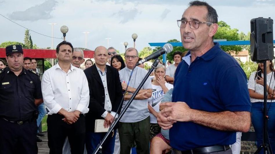 El intendente Nelson Sombra durante la inauguración de la temporada estival en el balneario municipal de Azul.  PRENSA MUNICIPAL