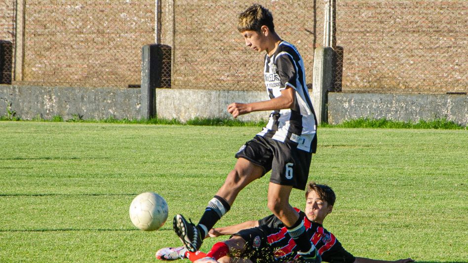 Chacarita superó a Alumni por 2 a 1, en un que se disputó ayer en la cancha albinegra. Foto: Nacho Correa.