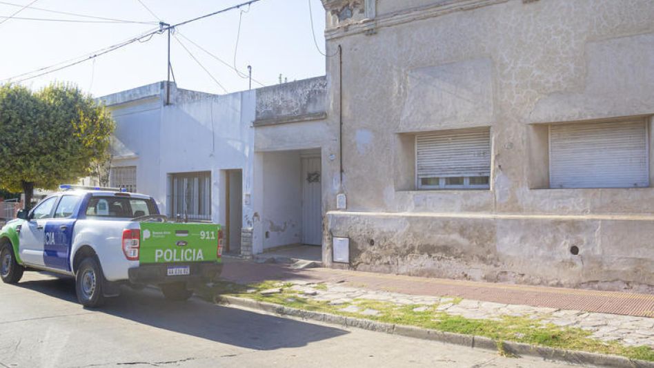 Una casa ubicada sobre la calle Rauch, el 29 de abril de 2023, fue el lugar donde, en presencia de los hijos que ambos tenían, un hombre asesinó a tiros a su ex pareja y después se suicidó.  N. MURCIA