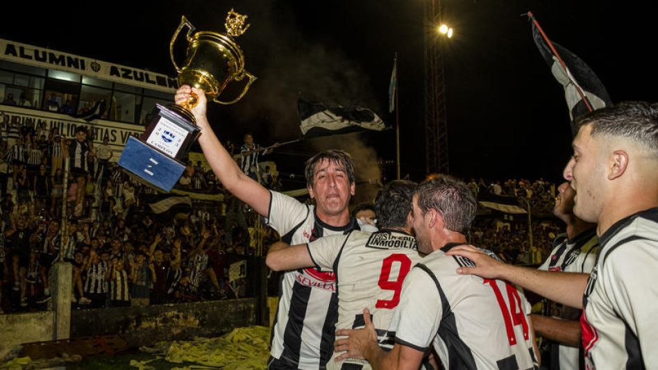 Los jugadores de Alumni celebran la obtención del Torneo Clausura de Primera División. El albinegro sumo su trigésimo título a nivel local. NICOLÁS MURICA