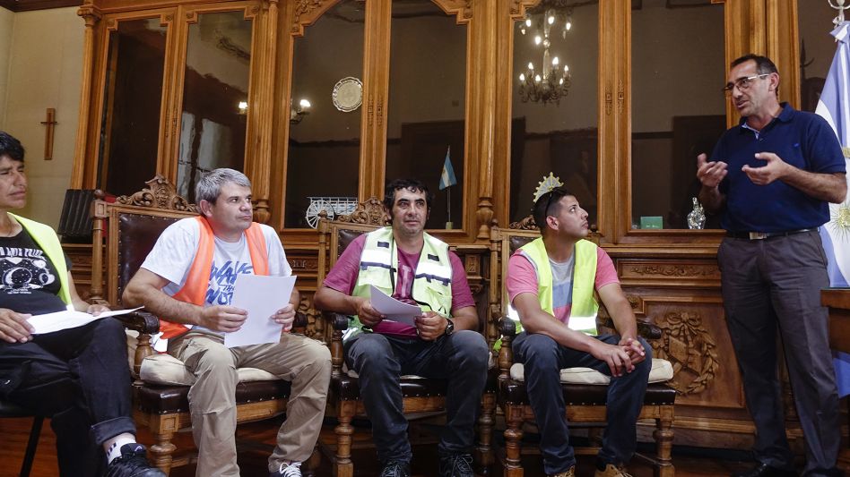 Los encargados del funcionamiento del servicio de Estacionamiento Medido junto al Jefe Comunal.    PRENSA MUNICIPAL