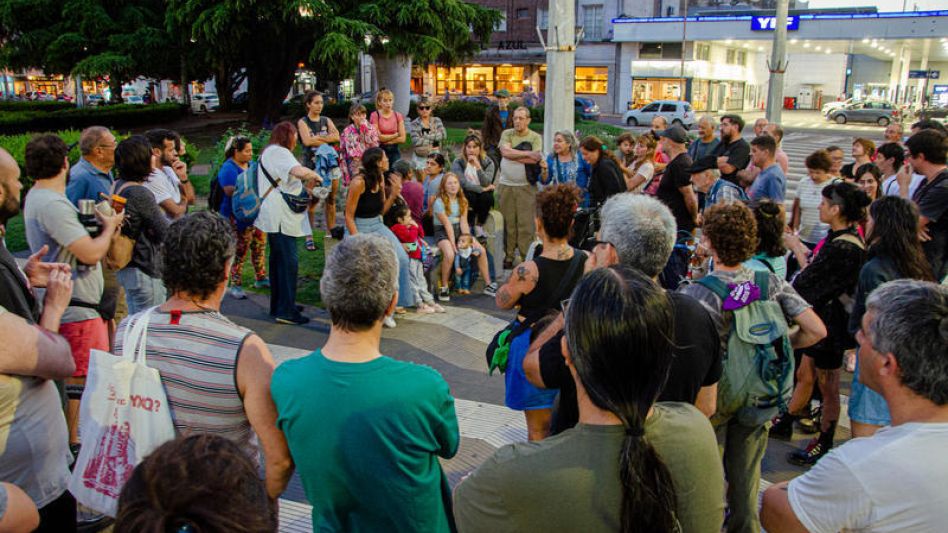 La Asamblea Abierta Vecinal se reúne todos los martes a las 20 horas en la Plaza San Martín. NACHO CORREA