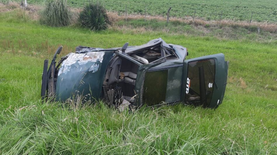 Los conductores de ambos rodados tuvieron que ser hospitalizados a causa de ese siniestro vial que protagonizaran. FOTOS: VIAL AZUL/PBA