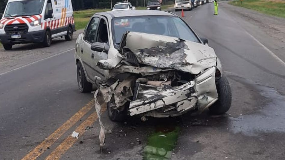 Fuerte choque entre dos autos en la Ruta 3