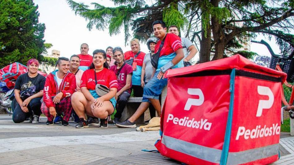 La Plaza San Martín, el lugar de encuentro de los repartidores de PedidosYa. FOTOS NACHO CORREA