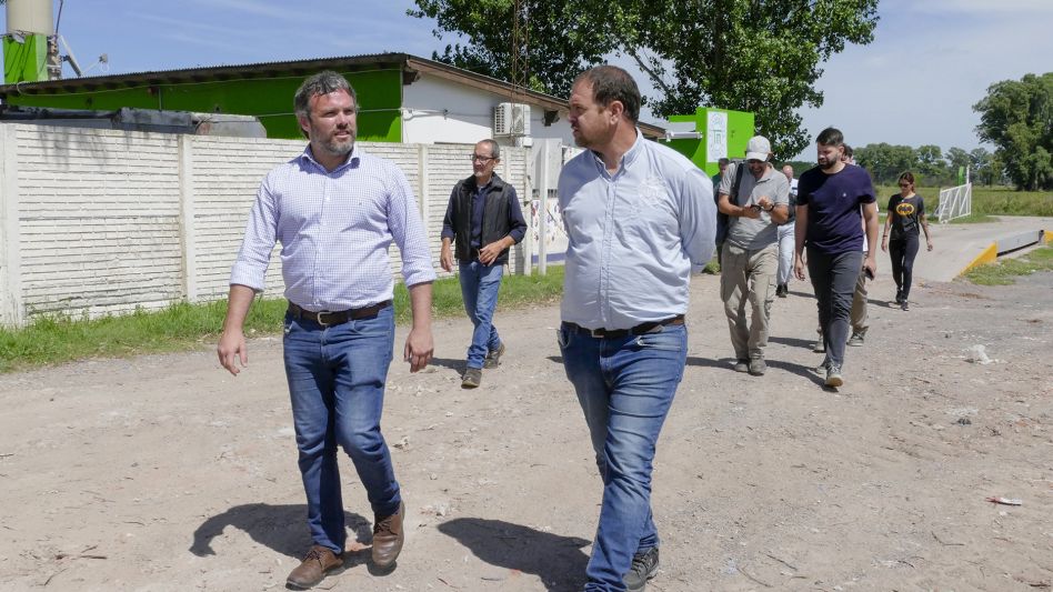 Este lunes en horas de la mañana se concretó la visita de los funcionarios locales y provinciales al relleno sanitario Eco Azul.   PRENSA MUNICIPAL