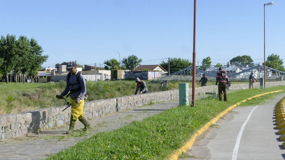Personal municipal avanzando con tareas de mantenimiento en un sector de la Costanera.  PRENSA MUNICIPAL