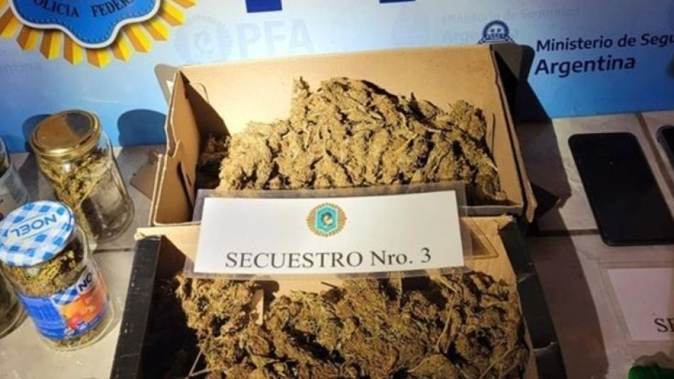 Más de medio kilo de marihuana había sido hallado en poder del joven que continúa preso por esta infracción a la Ley 23.737.  FOTOS: PFA/ARCHIVO