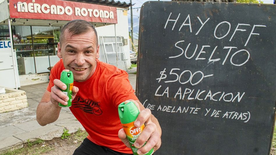 Maxi argumenta que los precios de los repelentes no aumentaron tanto con relación al pasado año. Aun así la gente se aplica por 500 pesos.  FOTOS NACHO CORREA  