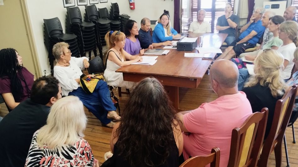 Las ediles de la Comisión de Salud y Medio Ambiente del deliberante local durante la reunión con los vecinos.  PRENSA/CONCEJO DELIBERANTE 