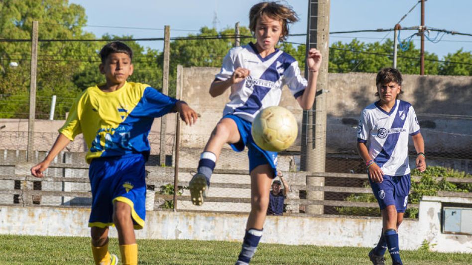 Los chicos de Cemento Armado superaron a Atlético Tapalqué por 2 a 0 en Décima División. NACHO CORREA