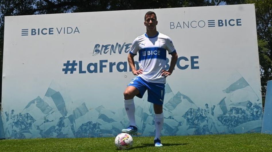 Agustín Farías en su presentación en la Universidad Católica. El azuleño defenderá en este 2024 la camiseta de uno de los equipos más importantes de Chile. Foto; GENTILEZA PRENSA UNIVERSIDAD CATÓLICA