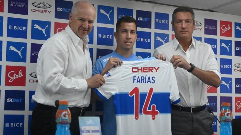 El volante central, juntos a los dirigentes de los cruzados mostrando el número 14, dorsal con el que jugará esta temporada. Foto; GENTILEZA PRENSA UNIVERSIDAD CATÓLICA