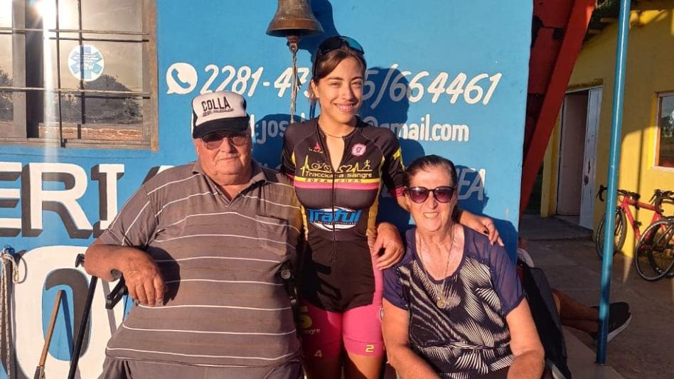Emilio Mazzotta, junto a su esposa Marta Desiderio, pasó un grato momento en la Pista Municipal. La pareja se sacó una foto con una de las grandes promesas de este deporte, Abril Azimonti. 