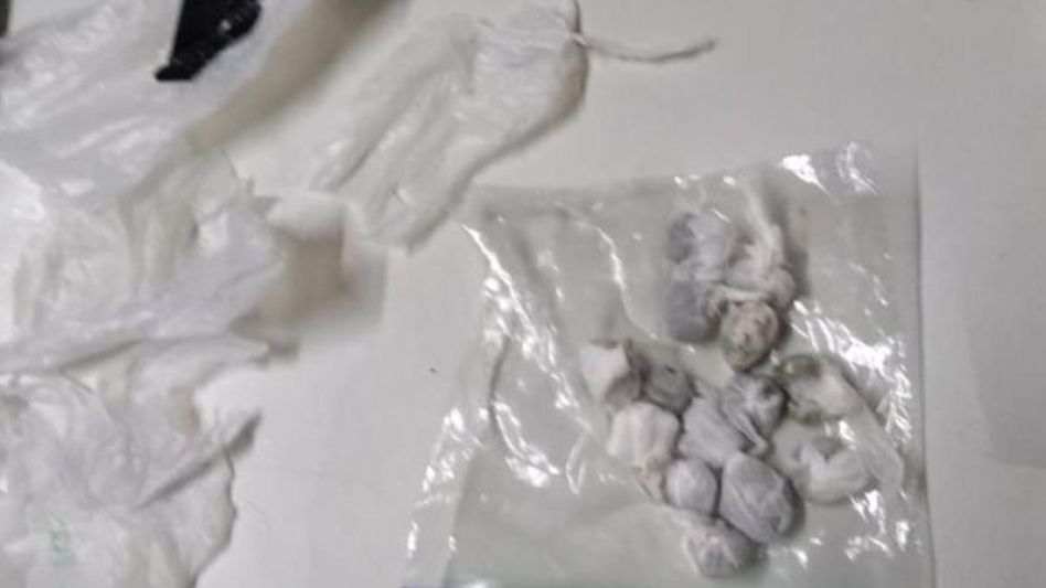 Varios envoltorios pequeños que contenían marihuana ya lista para la venta.  ARCHIVO/EL TIEMPO