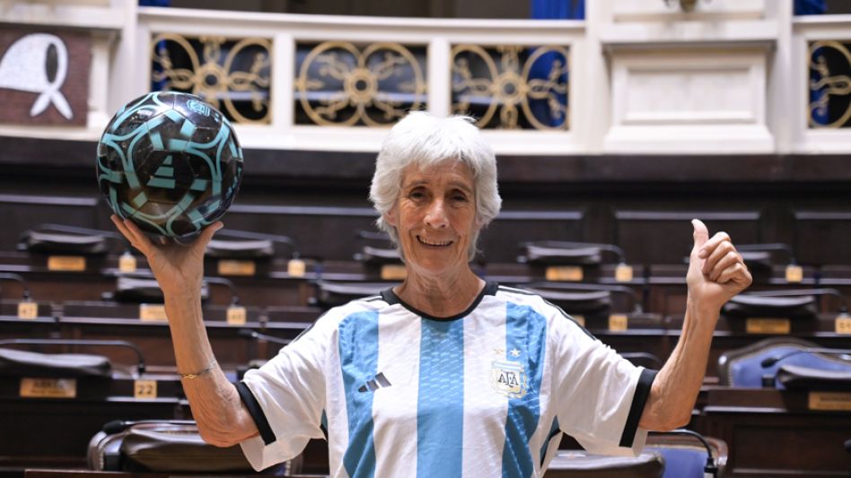 Elba es bonaerense, nació en General Rodríguez el 14 de enero de 1945, y desde muy chica quiso ser futbolista..