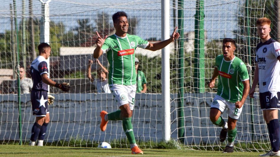 Con gol del histórico Diego Martínez, Kimberley venció en Mar del Plata a Racing de Olavarría, donde los azuleños  José Matos y Eduardo Scasserra fueron de la partida. Foto: Prensa Kimberley.