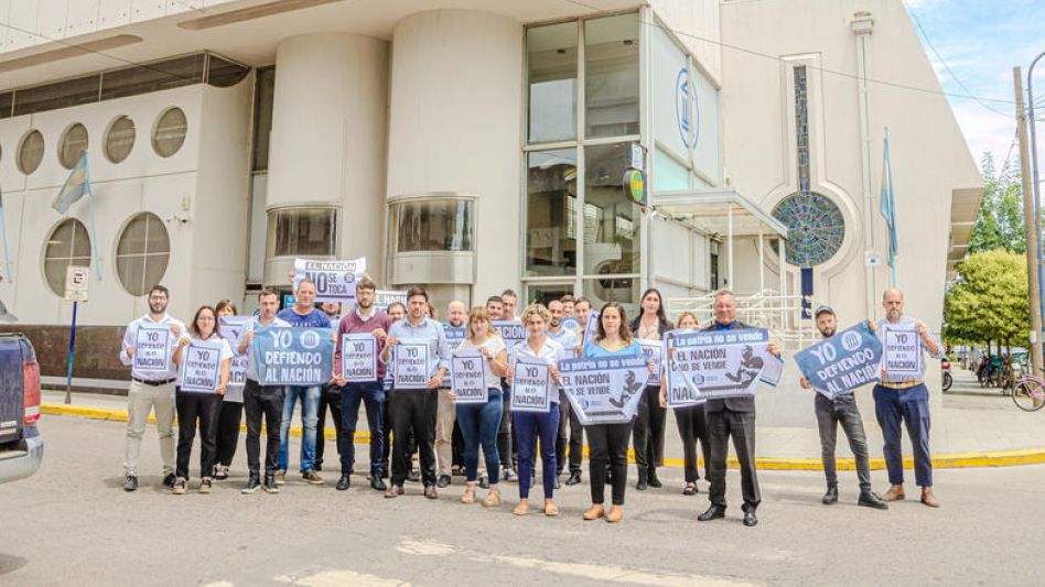 Trabajadores del Banco Nación en Azul se manifestaron ayer en rechazo a la iniciativa de privatización que  - está incluida en el DNU y también en la ley ómnibus- presidencial. NACHO CORREA