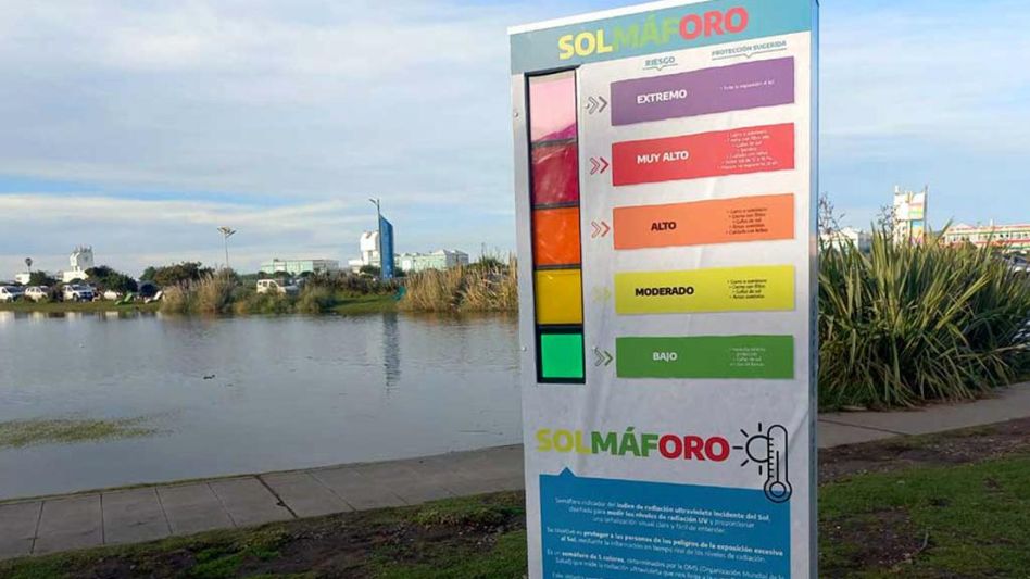 Un "Solmáforo", instalado en Punta Mogotes, avisa el índice de radiación para cuidarse de rayos UV