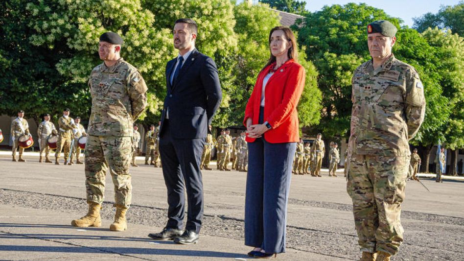  La vicepresidente Villarruel y el ministro Petri  encabezaron el acto en la unidad militar de Azul