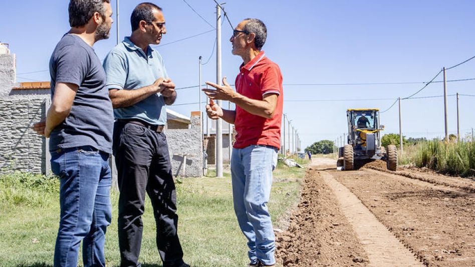 El intendente Nelson Sombra junto al secretario de Gobierno, Ignacio Pallia, y el director de Obrador, Gustavo Gómez.  PRENSA MUNICIPAL