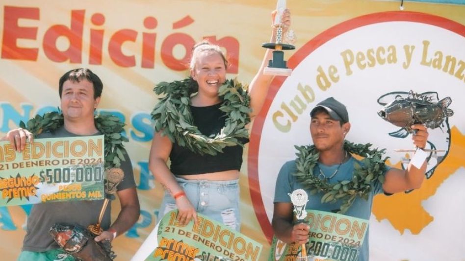 El Club de Pesca de Tapalqué organizó su tradicional concurso que tuvo como ganadora a la tandilense Brenda Gatti. La acompaña en el podio el azuleño Juan Etchegaray y Marcelo Peralta de Roque Pérez.